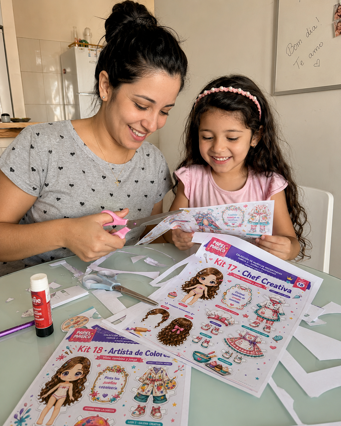 Niña jugando alegremente con las muñecas de papel en su casa